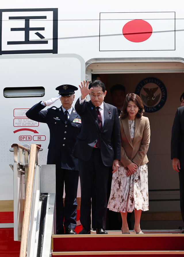 방한 일정을 마친 기시다 후미오 일본 총리가 8일 성남 서울공항에서 전용기에 올라 손을 흔들고 있다. /연합뉴스