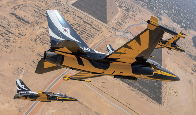 대한민국 공군 특수비행팀 블랙이글스가 T-50B 공중곡예기를 몰고 지난해 이집트 피라미드 상공을 날고 있다. 사진 제공=KAI