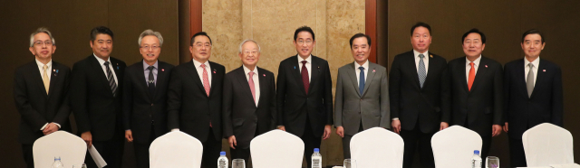 기시다 후미오 일본 총리와 국내 주요 경제단체장들이 8일 서울 시내의 한 호텔에서 열린 ‘기시다 후미오 일본 총리-한국 경제인 간담회’에서 기념 촬영을 하고 있다. 아이보시 고이치(왼쪽부터) 주한일본대사, 기하라 세이지 일본 내각관방 부장관, 최진식 한국중견기업연합회 회장, 구자열 한국무역협회 회장, 손경식 한국경영자총협회 회장, 기시다 총리, 김병준 전국경제인연합회 회장직무대행, 최태원 대한상공회의소 회장, 김기문 중소기업중앙회 회장, 김윤 한일경제협회 회장. 사진제공=전경련