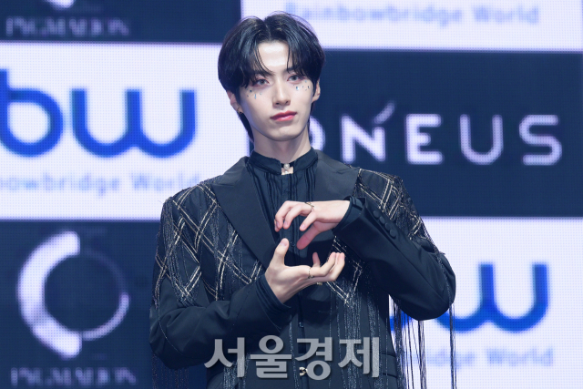 그룹 원어스(ONEUS) 시온이 8일 오후 서울 광진구 예스24 라이브홀에서 열린 미니 9집 ‘피그말리온(PYGMALION)’ 쇼케이스에서 포즈를 취하고 있다. 김규빈 기자