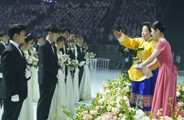 합동결혼식에서 성수 의식하는 한학자 총재. 사진=세계평화통일가정연합 제공·연합뉴스