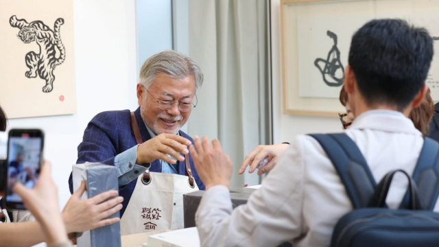 문재인 전 대통령이 자신의 책방 ‘평산책방’에서 계산 업무를 하고 있다. 연합뉴스