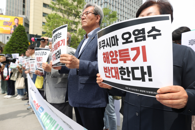 ‘일본 방사성 오염수 해양투기 반대 범국민서명운동 선포 기자회견’ 참석자들이 2일 서울 광화문 이순신 동상 앞에서 손팻말을 들고 있다. 연합뉴스