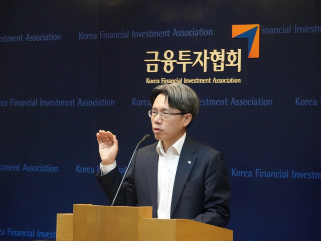 9일 서울 여의도 금투센터에서 문유성 금융투자협회 연금부장이 2023년 1분기 TDF 시장 규모 및 운용 성과에 대해 설명하고 있다.