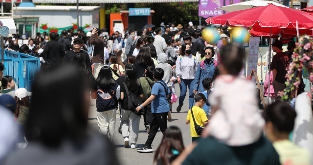 가정의 달을 맞은 지난 1일 오후 서울 광진구 어린이대공원 놀이공원이 나들이를 나온 시민들로 북적이고 있다. 연합뉴스