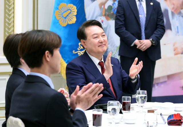 윤석열 대통령이 9일 청와대 영빈관에서 열린 제10회 국제장애인기능올림픽 선수단 오찬에서 박수를 치고 있다. / 연합뉴