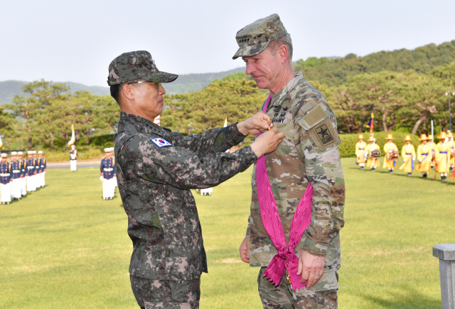 박정환(왼쪽) 육군참모총장이 9일 충남 계룡대에서 제임스 맥콘빌 미 육군참모총장에게 보국훈장 통일장을 수여하고 있다. /사진제공=육군