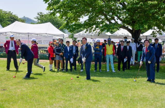 제9회 경상남도지사배 전국파크골프대회가 9일 밀양파크골프장에서 박완수(가운데) 경남도지사가 참석한 가운데 개회식을 시작으로 12일 까지 4일 간 개최된다. /사진제공=경남도