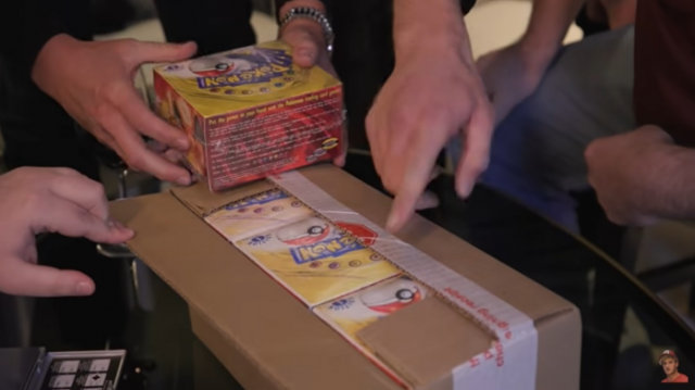 미국의 유명 유튜버 로건 폴이 거액에 구입한 포켓몬 카드 상자를 개봉하고 있다. 로건 폴 유튜브 캡처