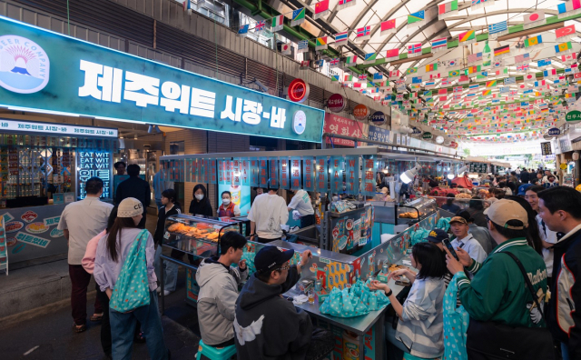 제주맥주가 5월 한 달간 서울 종로구 광장시장에서 팝업스토어 ‘제주 위트 시장 바’를 연다. /사진 제공=제주맥주