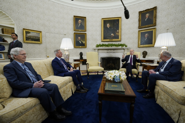 조 바이든(오른쪽 두번째) 미국 대통령이 9일(현지 시간) 캐빈 매카시 하원의장을 포함한 양당 지도부와 부채한도에 관해 대화하고 있다. AP연합뉴스