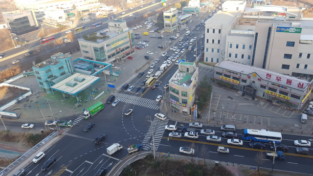 출퇴근 시간대에 만성 정체를 빚는 용인시 기흥구 보라동 ‘지방도 315호선’. 사진 제공 = 용인시