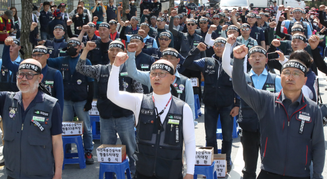 민주노총 건설노조 대전세종지부 건설노동자들이 10일 오후 대전경찰청 앞에서 지난 2일 사망한 강원지부 양희동 노조원의 사망과 관련해 건설노조 강압수사 책임자 처벌과 윤석열 정권 퇴진을 요구하며 집단 삭발식을 진행한 뒤 집회를 열고 있다. 연합뉴스