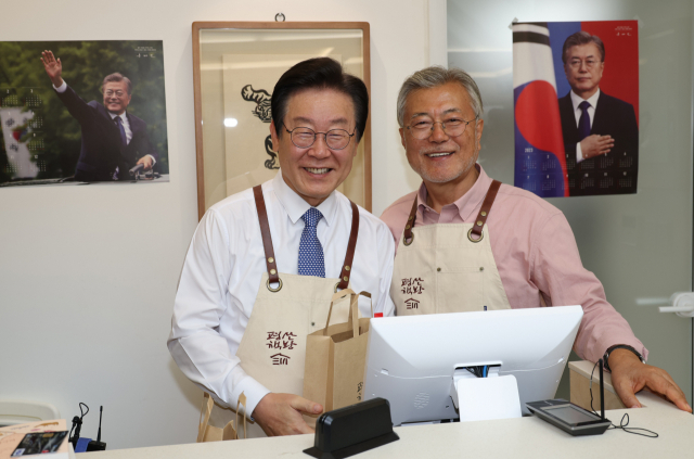 이재명 더불어민주당 대표가 10일 오후 경남 양산시 하북면 평산책방에서 책을 구매한 후 문재인 전 대통령과 기념 촬영을 하고 있다. 연합뉴스