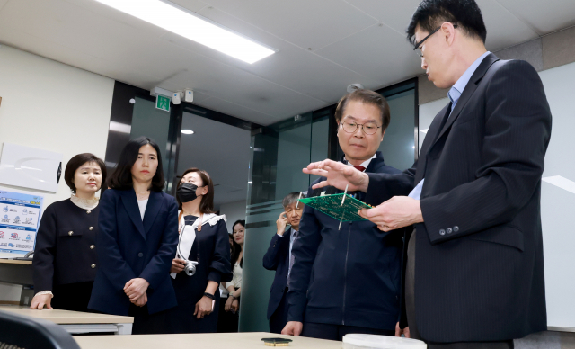 이정식(오른쪽 두번째) 고용노동부 장관이 10일 서울 대한상공회의소 서울기술교육센터를 찾아 ‘하만 세미콘 아카데미-반도체 설계 과정’에 대한 설명을 듣고 있다. 사진제공=고용노동부