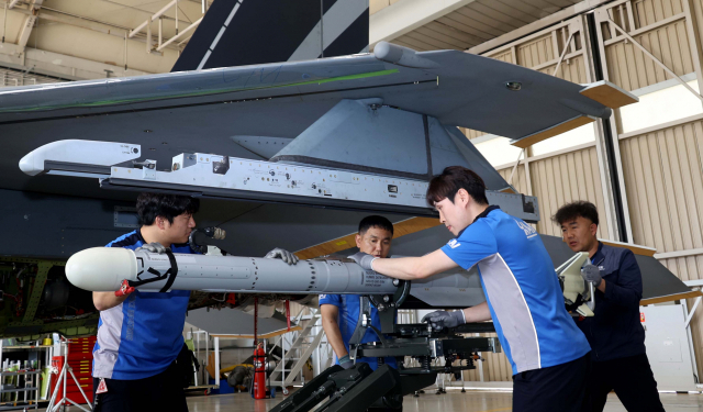 9일 경남 사천 한국항공우주산업(KAI) 본사 격납고에서 KAI 직원들이 한국형 전투기 KF-21 시제기에 AIM-2000 단거리 공대공미사일을 장착하고 있다. 사천=사진공동취재단