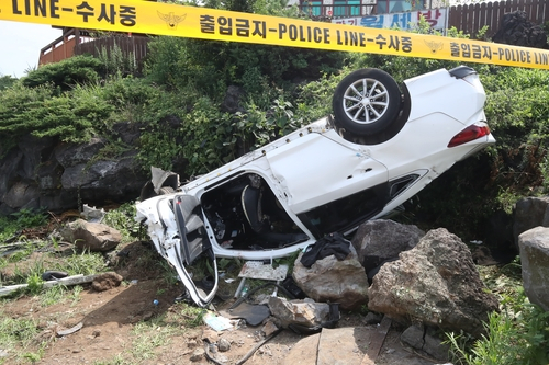 지난해 7월 20일 오전 3시 38분께 제주시 애월읍 고내리 해안도로를 달리던 쏘나타 렌터카가 전복해 관광객 3명이 숨지고 4명이 크게 다쳤다. 사진은 사고 현장 모습. 연합뉴스