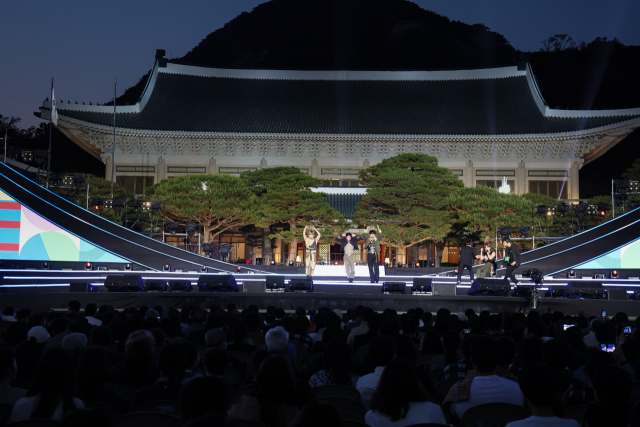 10일 청와대 대정원에서 ‘청와대 개방 1주년 기념 특별음악회’'가 열리고 있다. / 연합뉴스