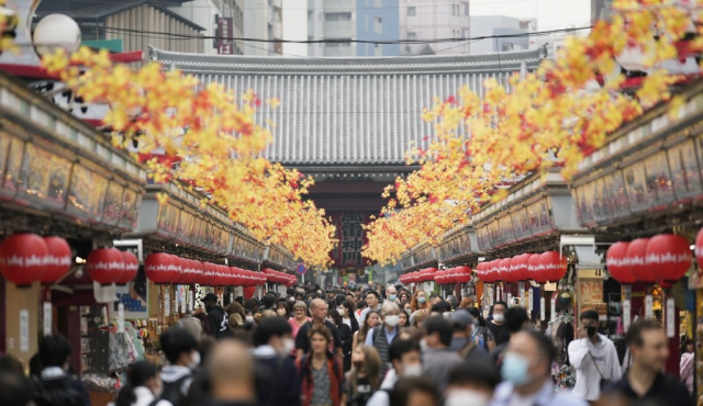 지난해 10월 일본 도쿄의 유명 관광지인 아사쿠사의 사찰 센소지로 향하는 통로가 오가는 관광객들로 북적이고 있다. 연합뉴스