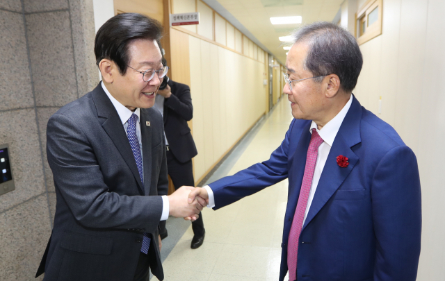 지난 10일 대구시청 산격청사에서 홍준표 대구시장이 이재명 더불어민주당 대표를 만나 악수하고 있다. 연합뉴스