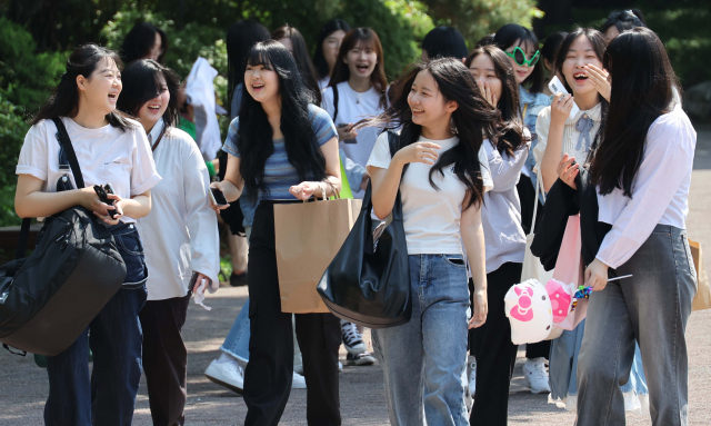 정부가 코로나19 방역 조치를 대부분 해제하며 사실상의 엔데믹을 선언한 11일 서울 광진구 어린이대공원에서 고등학생들이 마스크를 벗고 밝게 웃고 있다. 권욱 기자 2023.05.11