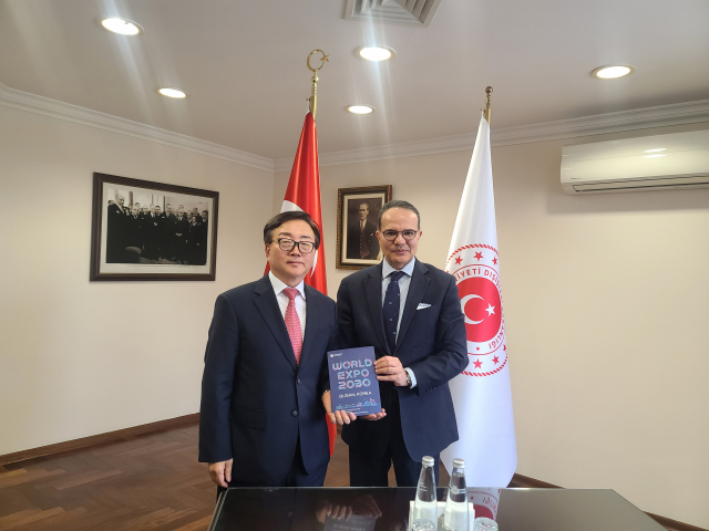 이동근(왼쪽) 경총 상근부회장이 메흐멧 케말 보자이 튀르키예 외교부 차관을 만나 2030 부산세계박람회 지지를 요청하고 있다. 사진제공=경총