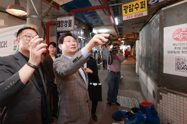 이상일 용인시장이 지난 10일 충남 예산시장을 찾아 성업중인 업소를 둘러보고 있다. 사진 제공 = 용인시