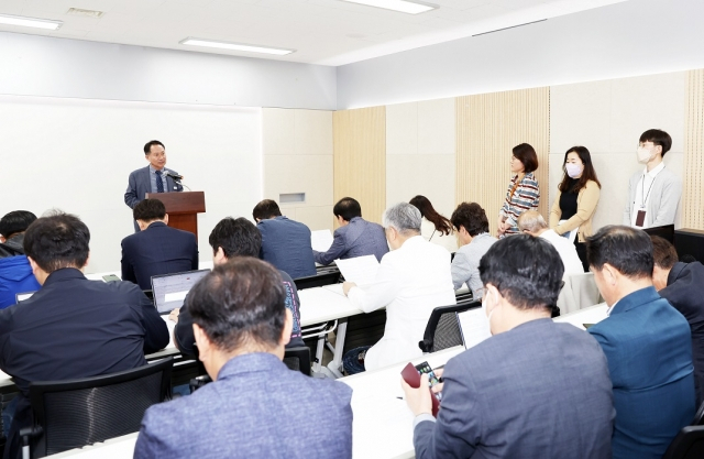 성매매 피해자 자활지원 설명하는 이승욱 파주시 복지정책국장. 사진 제공=파주시