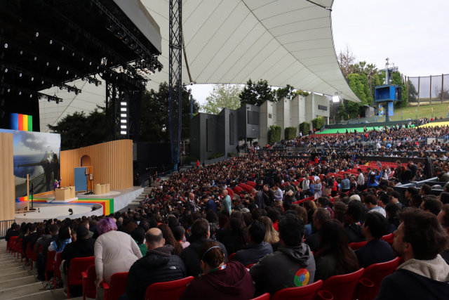 10일(현지 시간) 미국 캘리포니아주 마운틴뷰 구글 본사에서 열린 연례 개발자 회의(I/O)에서 4100여 명의 참가자들이 발표를 듣고 있다. 실리콘밸리=정혜진 특파원