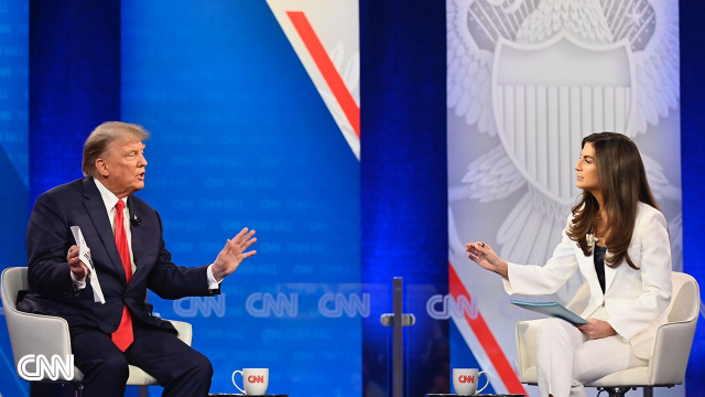 도널드 트럼프(왼쪽) 전 미국 대통령이 10일(현지 시간) 뉴햄프셔주에서 열린 CNN ‘타운홀미팅’에 출연해 발언하고 있다. CNN 홈페이지 캡처