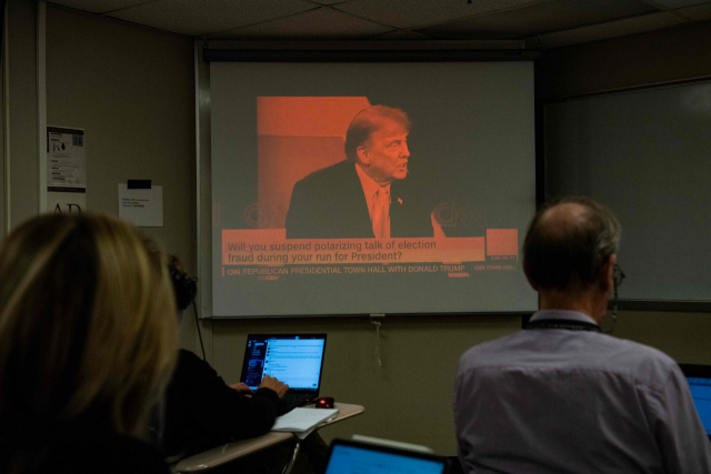 미국 뉴햄프셔주에서 열린 CNN ‘타운홀미팅’ 촬영장에서 기자들이 화면을 통해 도널드 트럼프 전 미국 대통령이 발언하는 모습을 지켜보고 있다. AFP연합뉴스