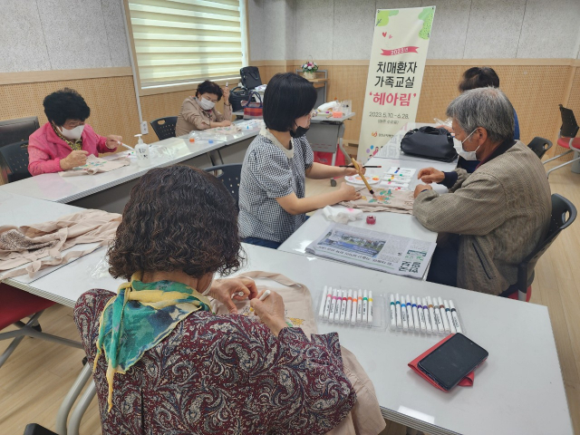 전남 강진군치매안심센터는 치매환자의 가족 및 보호자를 대상으로 오는 6월 28일까지 매주 수요일(8회)마다 치매환자 가족교실 ‘헤아림’을 운영한다. 사진 제공=강진군