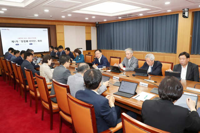 창원시는 12일 홍남표 시장을 비롯한 4급 이상 고위직 공무원이 참석한 가운데 ‘청렴韓 리더단’ 제1차 회의를 개최했다. /사진제공=창원시.