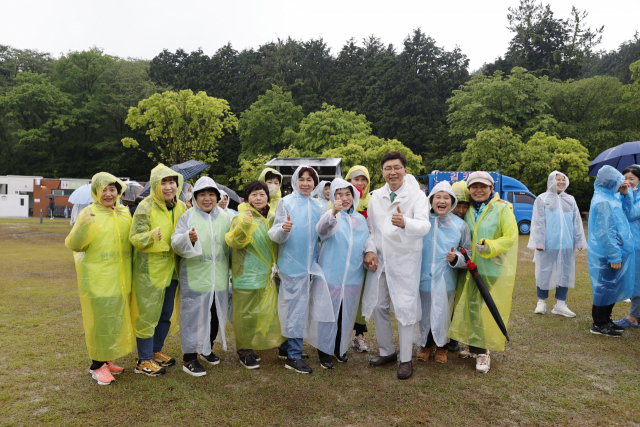 김철우(오른쪽 세번째) 보성군수와 2023 보성세계차엑스포 성공 개최 숨은 주역인 자원봉사자들이 기념 사진을 찍고 있다. 사진 제공=보성군