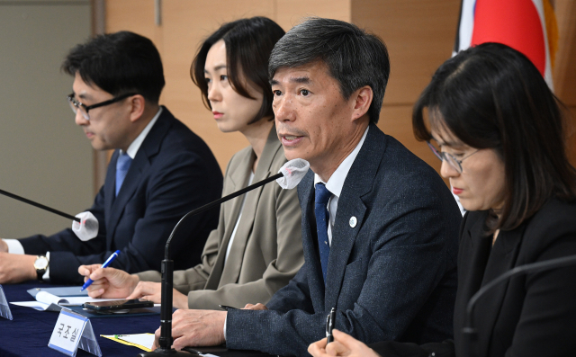 박구연(왼쪽 세번째) 국무1차장이 12일 정부서울청사에서 '후쿠시마 원전 오염수 전문가 현장 시찰단' 관련 브리핑을 하고 있다. 오승현 기자