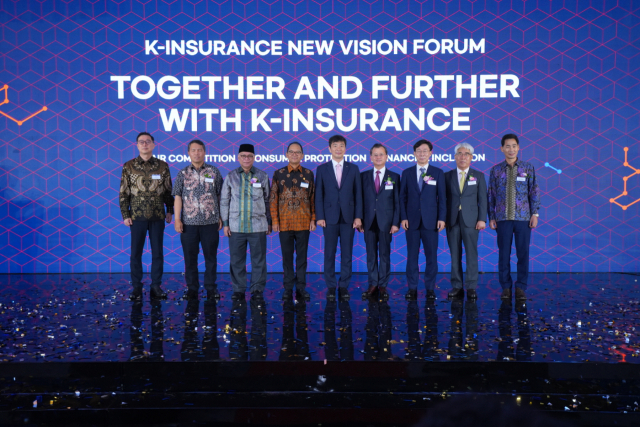 인도네시아 자카르타 더 세인트 레지스 호텔에서 열린 ‘K-Insurance New Vision Forum’에서 여승주(오른쪽 네번째) 한화생명 대표와 이복현(가운데) 금융감독원장, 홍원학(오른쪽 세번째) 삼성화재 대표, 김기환(오른쪽 두번째) KB손해보험 대표, 오기 쁘라스또미요노(왼쪽 네번째) 인도네시아 금융감독청(OJK) 부청장 등 관계자가 함께 기념촬영을 하고 있다. 사진 제공=한화생명