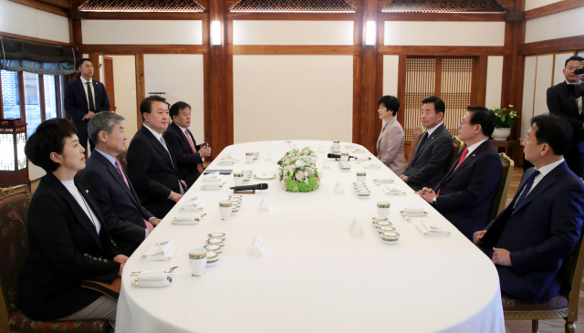 윤석열 대통령이 12일 청와대 상춘재에서 국회의장단과 만찬을 갖고 있다. 사진 오른쪽부터 이광재 국회 사무총장, 정우택 부의장, 김진표 국회의장, 김영주 부의장, 이진복 정무수석, 윤 대통령, 조태용 국가안보실장, 김은혜 홍보수석./연합뉴스