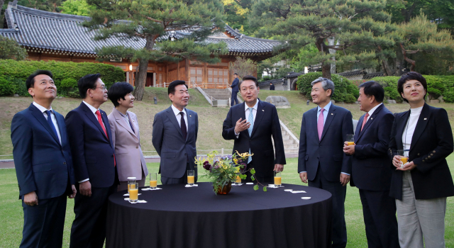 윤석열 대통령이 12일 청와대 녹지원에서 국회의장단과 차를 마시며 담소를 나누고 있다. 윤 대통령은 차담회 이후 상춘재에서 국회의장단과 만찬을 가졌다. 사진 왼쪽부터 이광재 국회 사무총장, 정우택, 김영주 부의장, 김진표 국회의장, 윤 대통령, 조태용 국가안보실장, 이진복 정무수석, 김은혜 홍보수석./연합뉴스