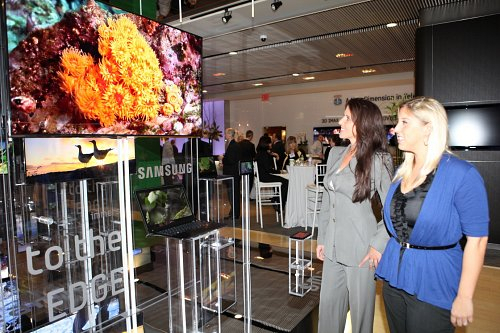 삼성전자의 미국 뉴욕 맨해튼 3D 스마트 TV 신제품 출시행사에서 방문객들이 제품을 감상하고 있다. 사진제공=삼성전자