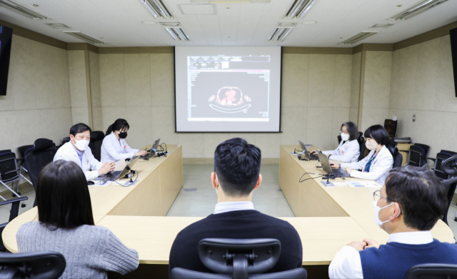 한림대 동탄성심병원 폐암 다학제팀에 참여하는 김정현(왼쪽 위부터 시계 반대방향) 호흡기내과 교수, 이희성 흉부외과 교수, 하보람 방사선종양학과 교수, 한유미 핵의학과 교수가 환자와 보호자에게 치료 방법을 설명하고 있다. 사진 제공=한림대동탄성심병원