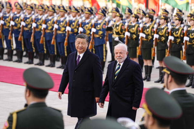 시진핑 중국 국가주석(왼쪽)과 중국을 방문 중인 루이스 이나시우 룰라 다시우바 브라질 대통령이 지난 3월 14일 수도 베이징 인민대회당에서 열린 국빈 환영식에 참석하고 있다./연합뉴스