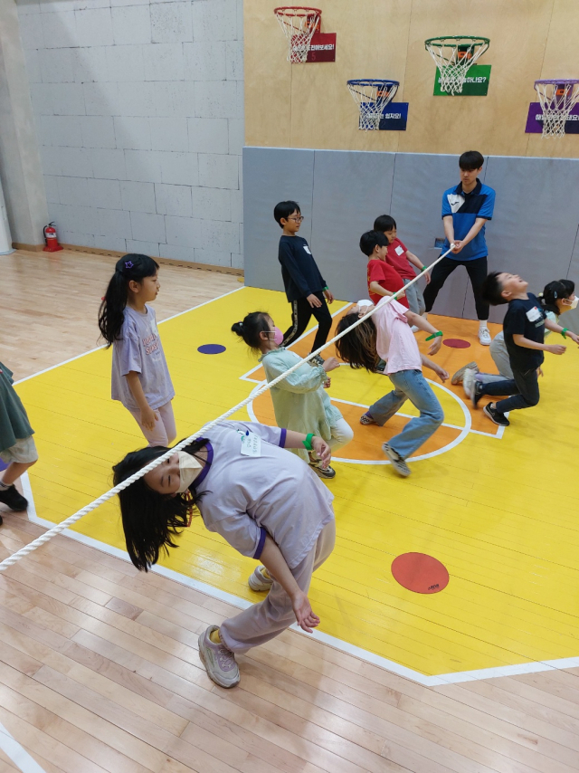 경기도교육청이 13일 오전 용인 기흥구 신갈동 경기학생스포츠센터에서 개최한 ‘아빠와의 만남, 아빠와 함께하는 봄’ 참가 가족이 림보게임을 즐기고 있다. 사진 = 손대선 기자