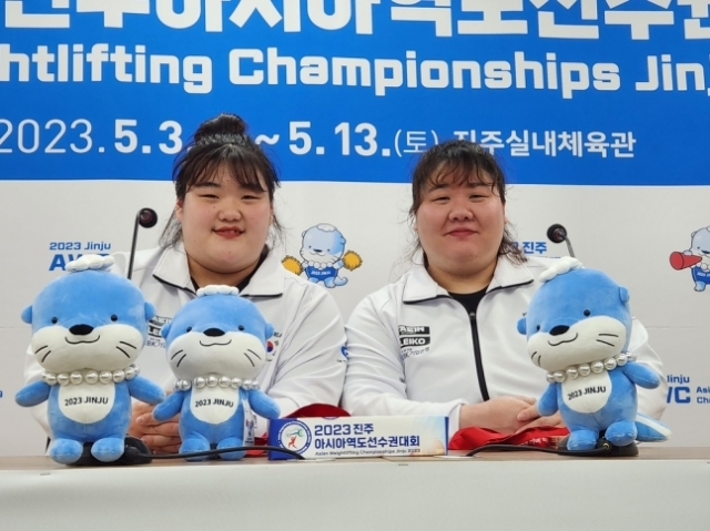 진주아시아역도선수권 여자 최중량급 2·3위에 오른 박혜정과 손영희. 연합뉴스