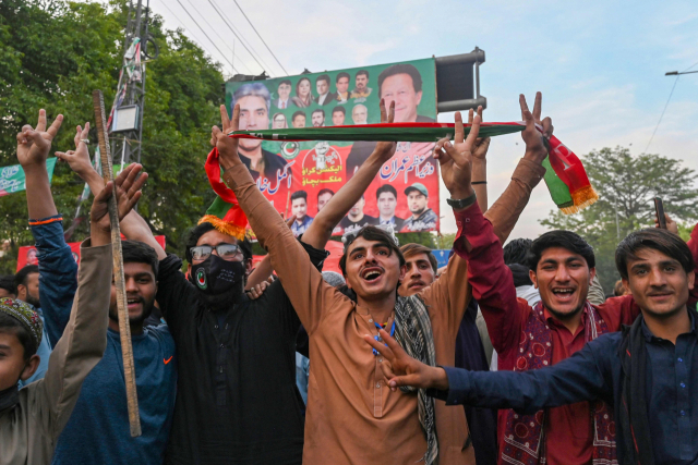 11일(현지 시간) 파키스탄 대법원이 임란 칸 전 총리의 체포에 대해 '불법'이라고 선언하며 즉시 석방을 명령한 뒤 라호르에서 그의 지지자들이 환호하고 있다. AFP연합뉴스
