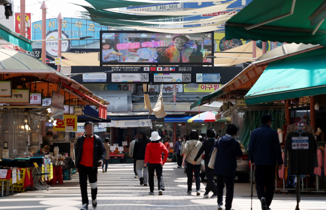 국내 최대 규모의 중소기업·소상공인 제품 소비 촉진 행사인 '동행축제'가 시작한 9일 오전 인천시 남동구 모래내시장에 시민들이 모여들고 있다. 연합뉴스