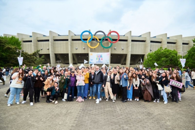 외국인 관광객들이 4월 30일 서울 송파구 잠실종합운동에서 열린 ‘서울페스타 2023’ 개막식을 앞두고 활짝 웃고 있다. 사진 제공=서울시