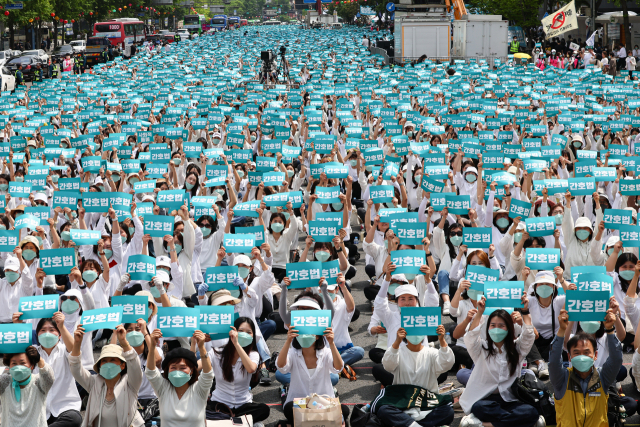 국제 간호사의 날인 12일 오후 간호사들이 서울 종로구 세종대로 일대에서 열린 '2023 국제간호사의 날 기념 축하 한마당' 에서 구호를 외치고 있다. 연합뉴스