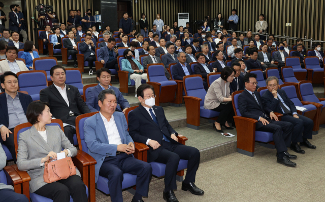 14일 국회에서 열린 민주당 의원총회에서 일부 의원들이 회의 전체공개를 요구하고 있다. 이번 의총은 예정대로 지도부 발언 후 비공개로 진행했다. 연합뉴스