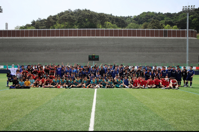 스페셜올림픽코리아 K리그 통합축구 클리닉이 종료된 뒤 단체사진을 촬영하고 있다. 사진 제공=스페셜올림픽코리아