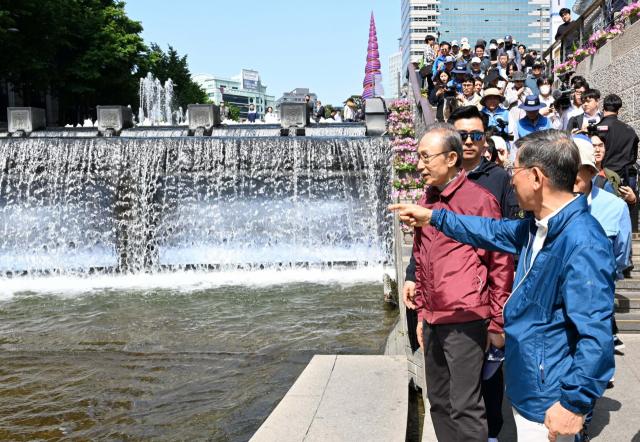 이명박 전 대통령이 15일 서울 청계천에서 인공폭포를 살펴보고 있다. 권욱 기자 2023.05.15